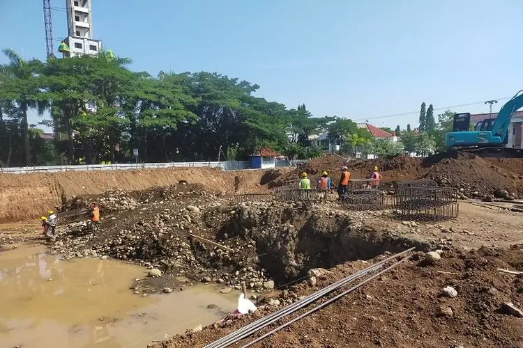 Proyek Taman Patakarsa Bermasalah, Beko Mentok Batu, Pengerukan Tak Sesuai Target