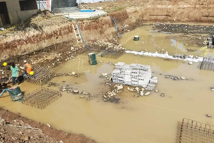 Alun-Alun Taman Pataraksa Kejar Target, Besi Cakar Ayam Dipasang dalam Genangan Air?