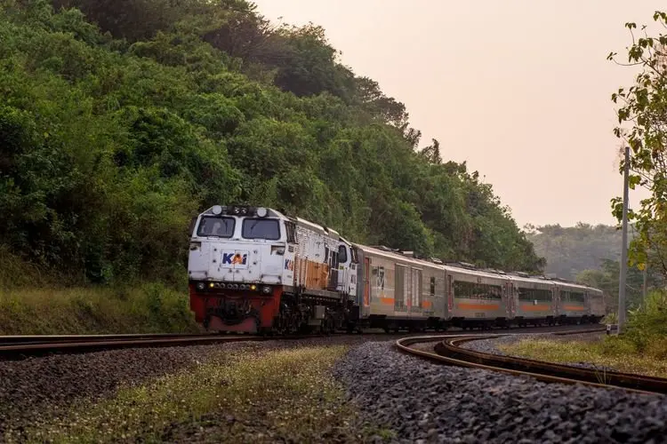 PT KAI Kembali Operasikan Perjalanan Kereta Api Lokal, Cek Daftar KA dan Syaratnya di Sini
