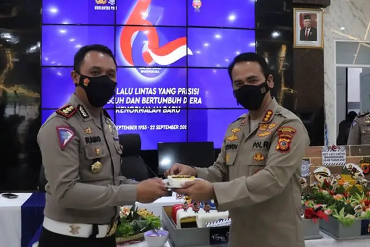 Berprestasi, Kapolrestabes Bandung Ganjar Reward Personel Lalu Lintas