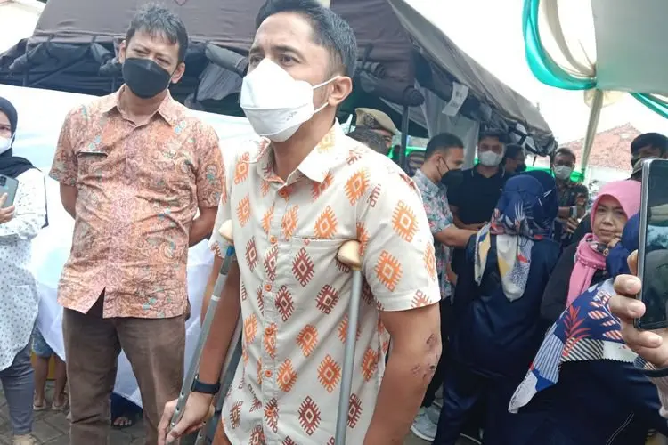 Kaki Masih 'Nyut-nyutan', Hengky Terpaksa Jalani Kegiatan dengan Dua Tongkat
