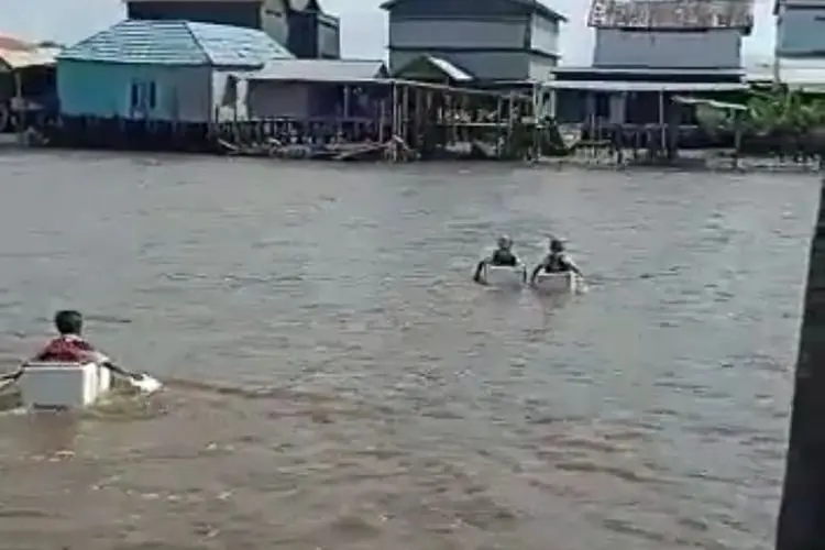Viral Anak-anak SD Menyeberang Sungai ke Sekolah dengan Styrofoam, Fadli Zon: Luar Biasa Negara Kita!