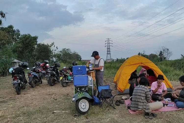 Kreatif dan Unik! Warga Cirebon Ini Jualan Kopi Keliling Pakai Vespa Antik