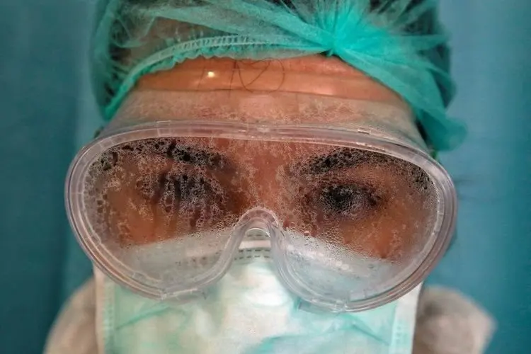Menyesal, Pasien Covid-19 Terbaring di ICU lantaran Tak Divaksin Tepat Waktu