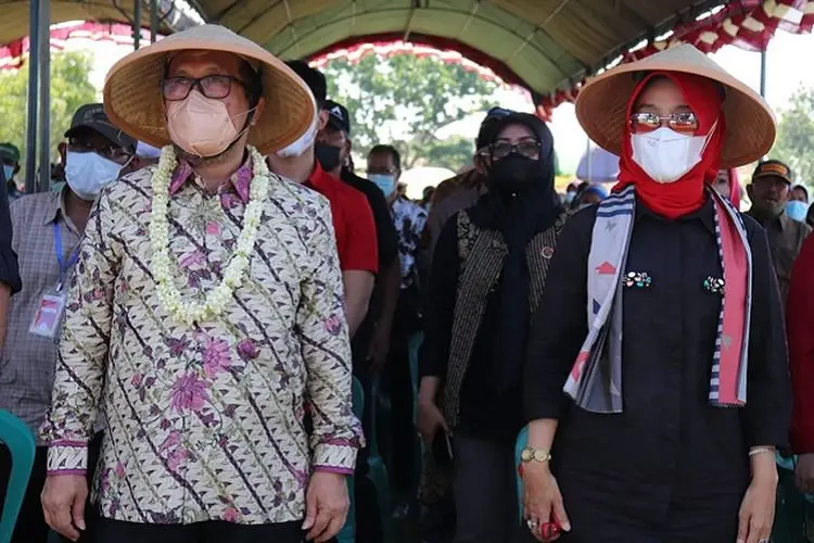 Petani Cirebon Keluhkan Pupuk Bersubsidi, Imron Minta Maaf