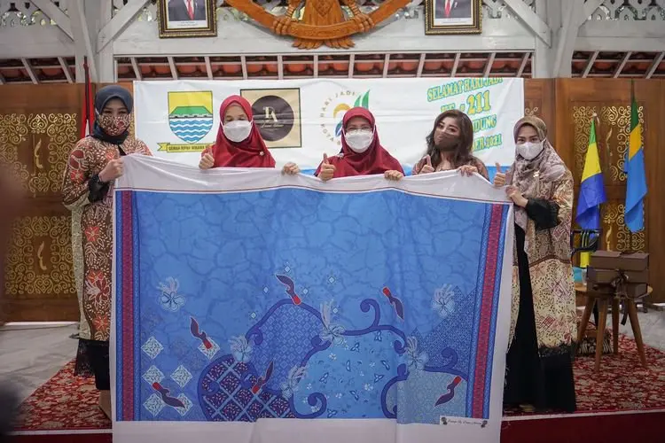 Keren, Ikon Kota Bandung Jadi Motif Batik di HJKB ke-211