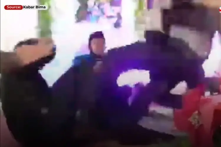 Viral Mertua Tendang Pengantin Pria Saat Akad Nikah, Ternyata Gara-gara Ini....