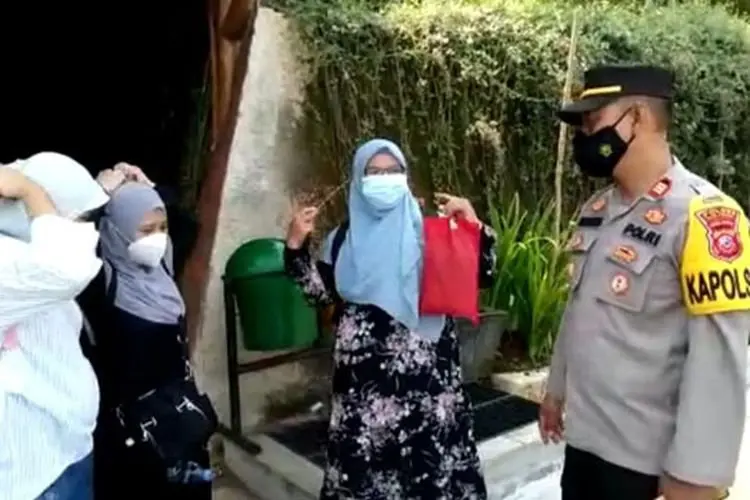 Pastikan Prokes Dipatuhi, Polisi Sambangi Tempat Wisata dan Bagikan Masker di Masa PPKM