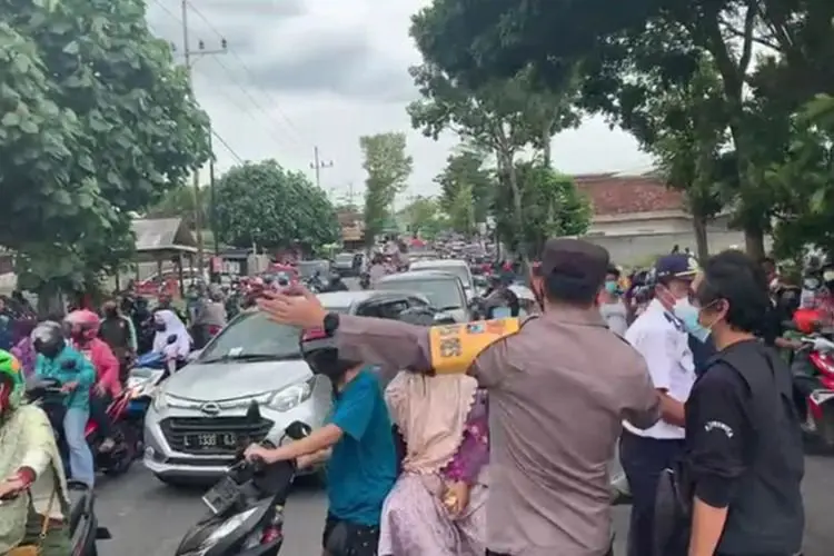 Harga Telur Jatuh, Polisi Blitar Bubarkan Aksi Peternak Ayam Bagikan Telur