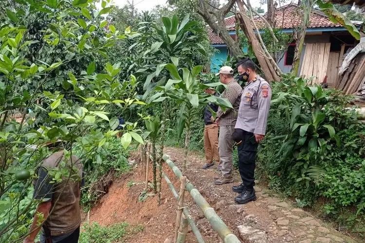 Innalilahi! 12 Rumah di Gununghalu Terancam Longsor