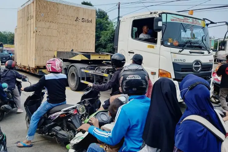 Diduga Bawa Muatan Melebihi Kapasitas, Truk di Jalur Puncak Bogor Oleng Tabrak Pemotor Hingga Tewas