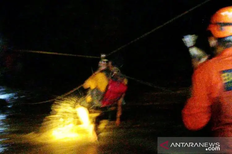 Tim Sar Berhasil Selamatkan Tujuh Anak Terjebak Banjir Padang