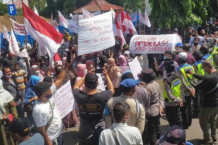 Pedagang Pasar Junjang Demo DPRD Cirebon, Mana Lutfhi Datang ke Sini!