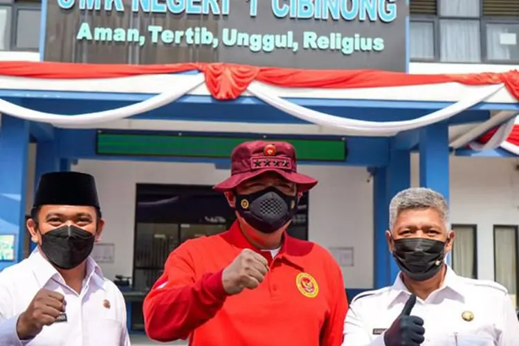 Percepat PTM, Kadisdik Jabar Dampingi Puan Maharani Tinjau Pelaksanaan Vaksinasi Pelajar