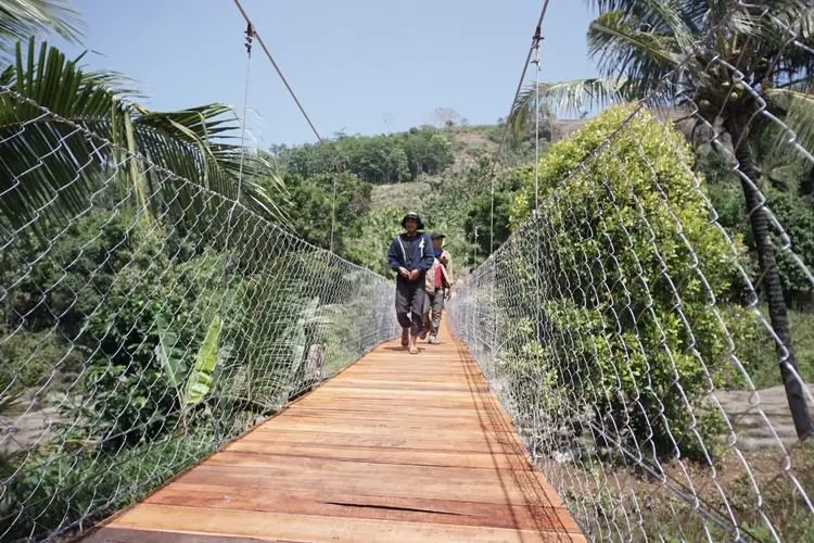 Jembatan Gantung Terbentang, Warga Desa Tenjolaut: Hatur Nuhun Ridwan Kamil
