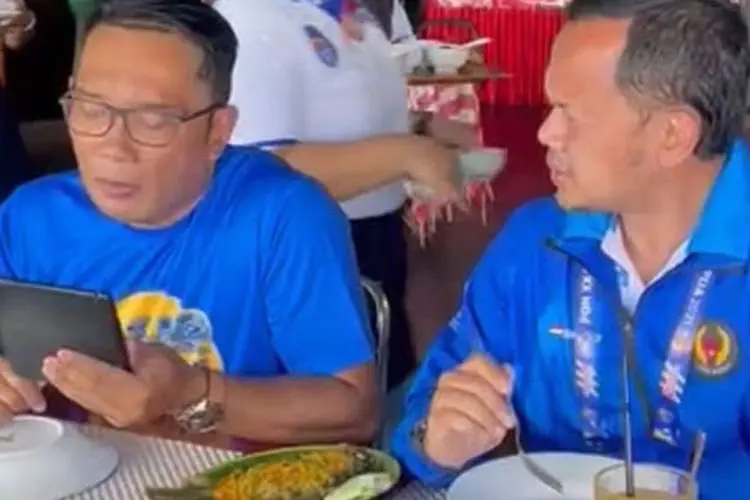 Duduk Satu Bangku Saat Makan Siang, Ridwan Kamil Goda Bima Arya Makan Ulat Sagu