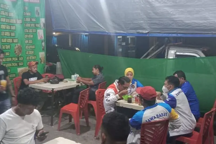 Jajan di Warung Kaki Lima, Ridwan Kamil: Di sini Lelenya Gede-gede