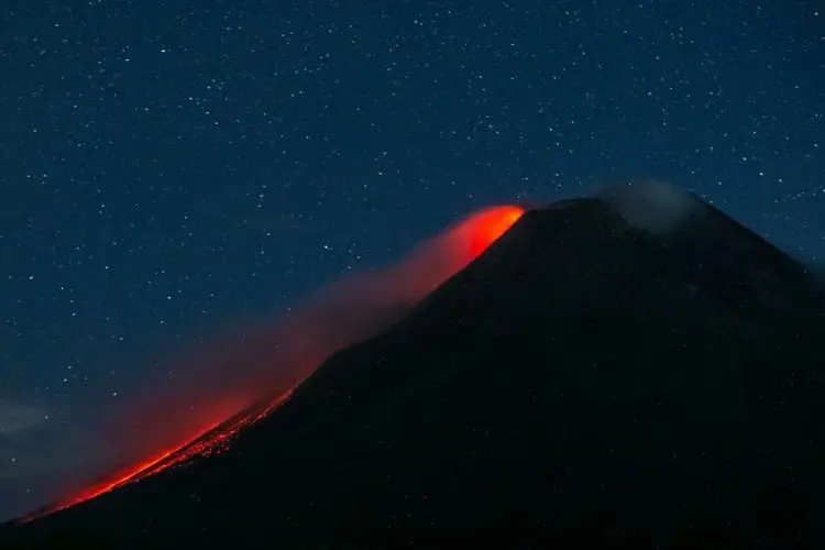 Lagi, Gunung Merapi Meluncurkan Guguran Lava Pijar Satu Kilometer