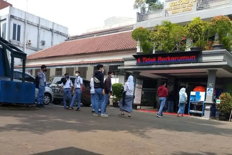 Sekolah Tatap Muka di Bogor, SMP Tertib Tapi SMA Timbukan Kerumunan usai Bubaran