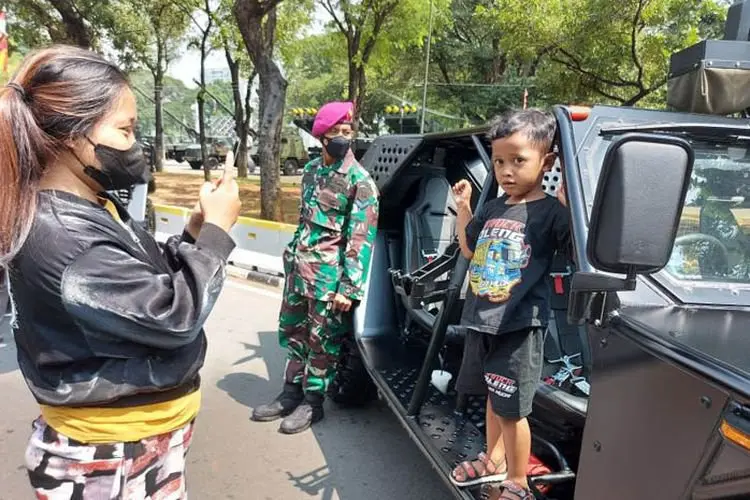 Warga Antusias Berswafoto di Kendaraan P6 ATAV Pameran Alutsista