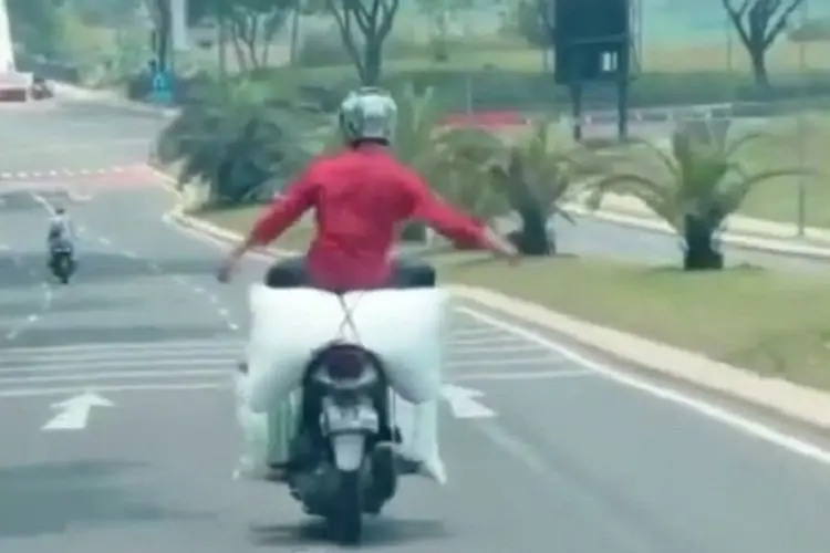 Viral! Pengendara Motor Berjoget dan Duduk di Atas Karung di Padalarang, Polisi: Identitasnya Sedang Kami Cari