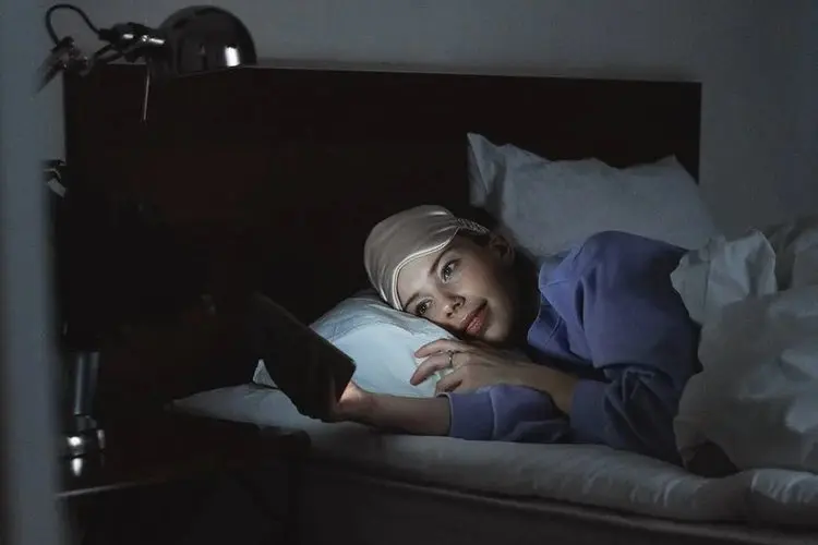 Duh! Main Ponsel Sebelum Tidur Bisa Naikkan Berat Badan, Begini Penjelasannya