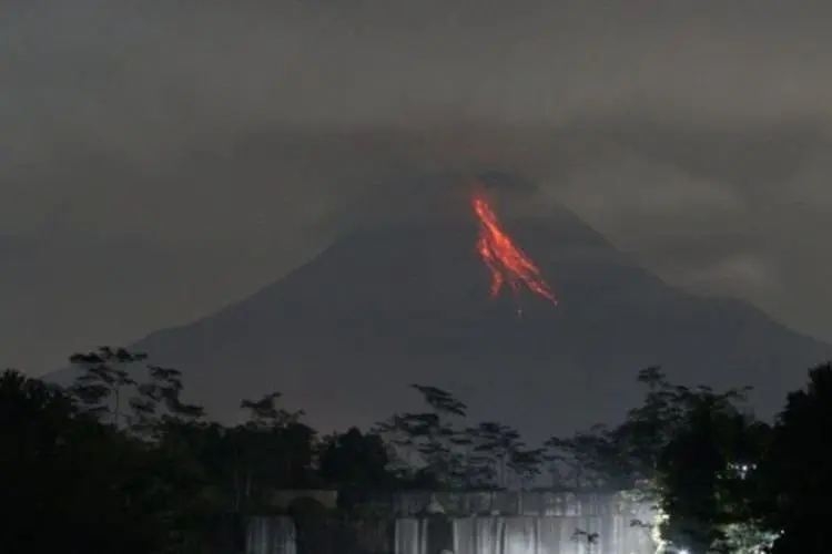 Duh, Gunung Merapi Kembali Muntahan Lava Pijar Hingga Sejauh 1,5 Kilometer