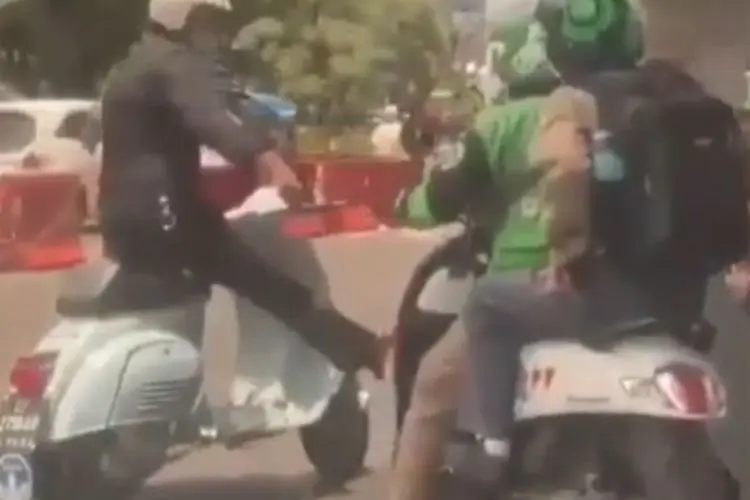 Pria Ini Ajak Duel Driver Ojol Karena Vespanya Tersenggol, Netizen: Salah Banget Nantang Ojol!