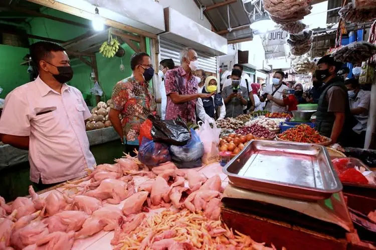 Foto: Penggunaan Aplikasi PeduliLindungi di Pasar Tradisional