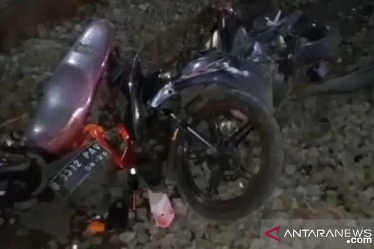 Nahas, Pengendara Motor Tewas Setelah Nekat Terobos Palang Pintu KA Commuter Line
