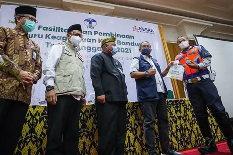 Petugas Lapangan Dishub dan Satpol PP Kota Bandung Dapat Bantuan Paket Multivitamin Donasi bank bjb