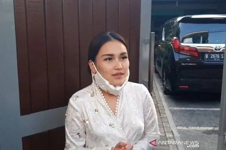 Orang Tua Ayu Ting Ting Ajukan Penundaan Pemeriksaan, Alasannya Begini...