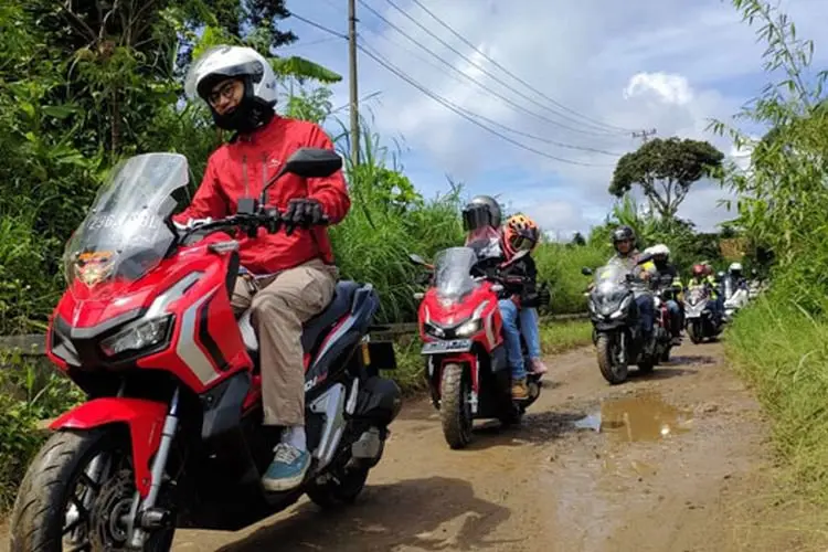 Sering Kewalahan? Ini Tips Aman Berkendara Motor Melewati Jalan Rusak dan Berlubang