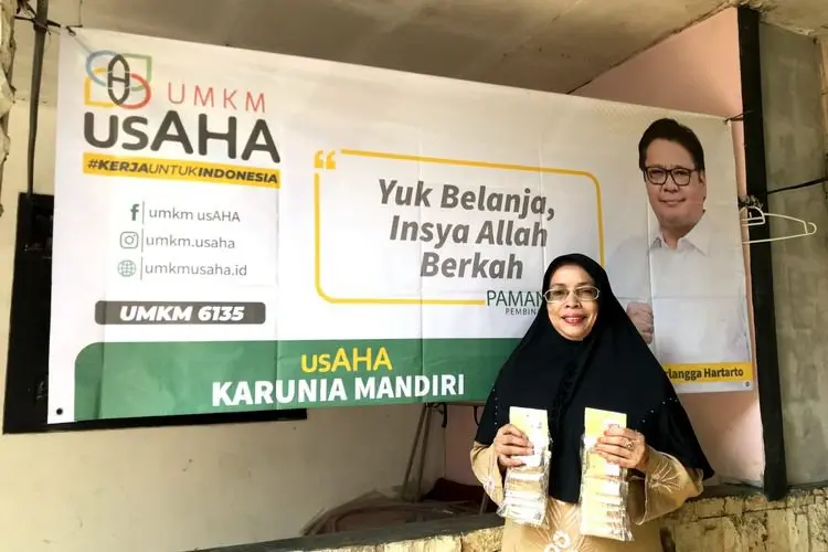 Melalui Spanduk, Airlangga Hartarto Beri Pesan Ajakan Belanja di UMKM