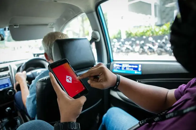 Telkomsel Enterprise Akselerasi Peningkatan   Kepuasan Kerja Pengemudi Bluebird