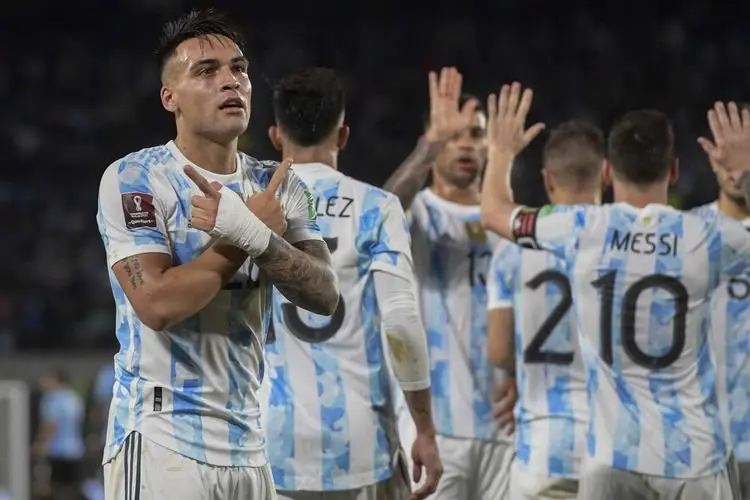 Benamkan Uruguay, Argentina Perpanjang Rekor Tak Terkalahkan