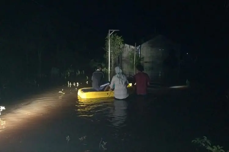 Banjir Sumber Sari, Ketinggian Air Fluktuatif, Puluhan Jiwa Mengungsi