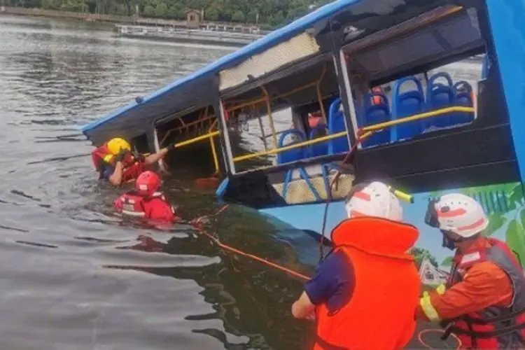 Bus di China Terjun ke Sungai, Tiga Tewas 11 Hilang 