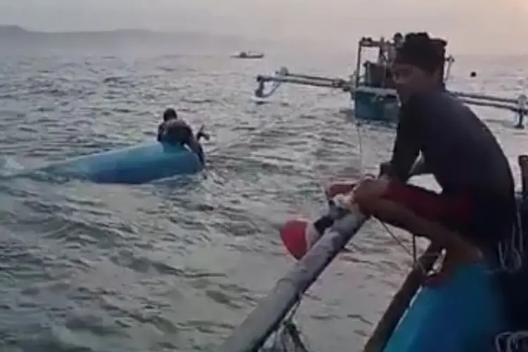 Perahu nelayan asal Sukabumi terbalik di perairan laut Cianjur