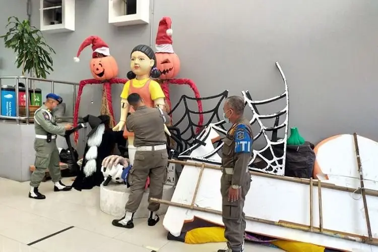 Timbulkan Kerumunan, Boneka Squid Game di Tunjungan Surabaya Dibongkar Satpol PP