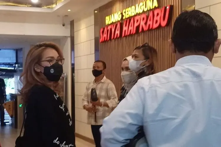 Orang Tua Ayu Ting Ting Penuhi Panggilan Polda Metro, Kuasa Hukum: Iya di-BAP Sebagai Sakasi