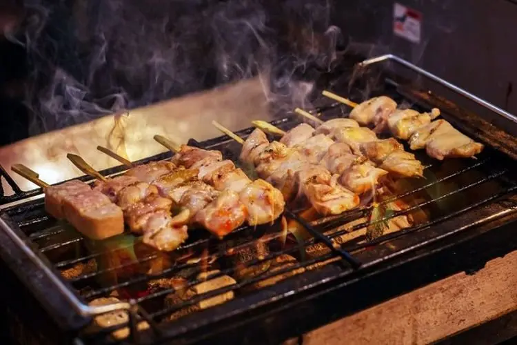 Di Indonesia Sate, Orang Jepang Menyebutnya Yakitori, Bedanya Apa Sih?