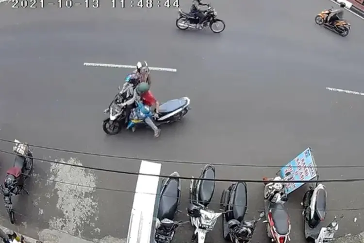 Ngilu! Kaki Pengendara Motor Ini Patah Usai Ditabrak