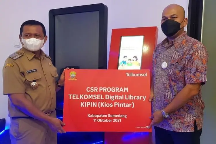 Telkomsel Serahkan  Kios Pintar Kepada Pemerintah Kabupaten Sumedang