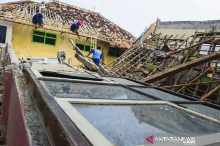 Sekolah Ambruk, Siswa-siswi SD Karawang Ini Belajar di Majelis Taklim