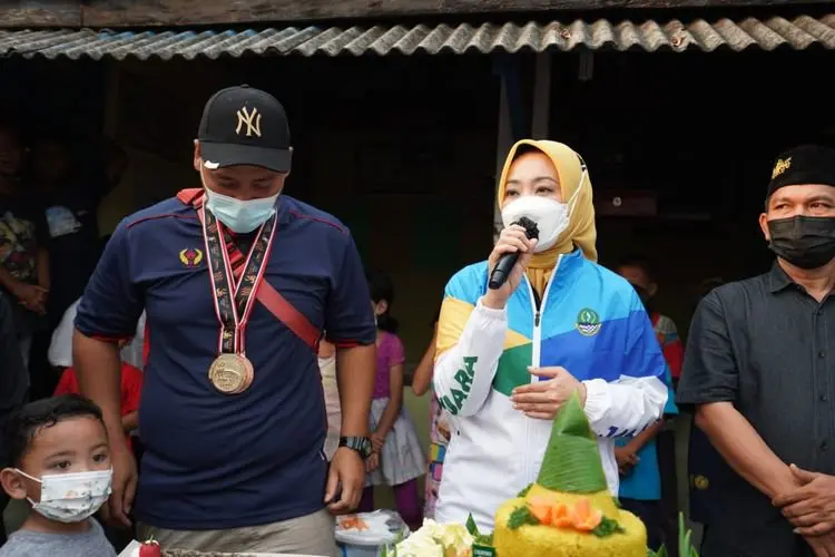 Atalia Ridwan Kamil Kunjungi Kediaman Peraih Tiga Medali Emas PON