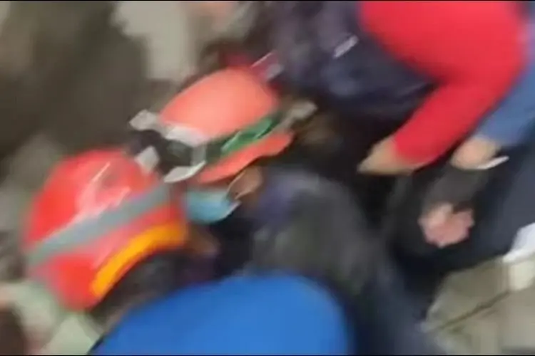 Lima Jam Jasmin Terjepit Beton, Aksi Heroik Petugas Damkar Dipuji Netizen