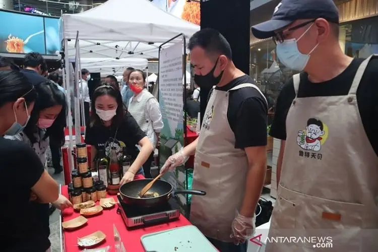 Lapak Makanan dan Minuman Khas Indonesia Laku Keras di Shanghai