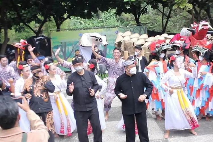 Kirab Budaya Ngarak Cai dan Ngalokat Cai Cimahi, Bukti Nyata DKKC Peduli Pencemaran dan Kelangkaan Air