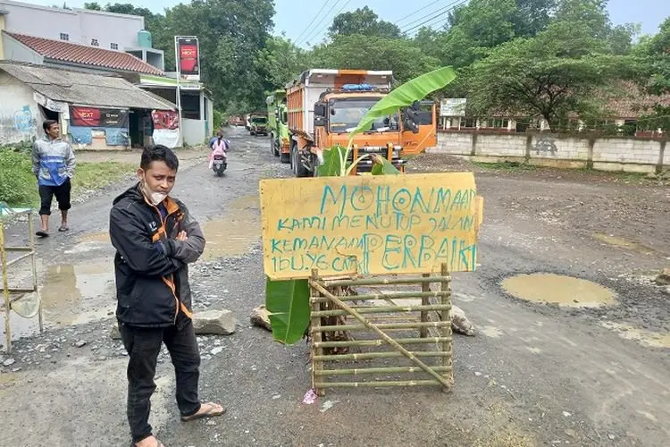 Inikah Penyebab Warga Rumpin Beraksi Tutup Jalan Akses Truk Tambang?